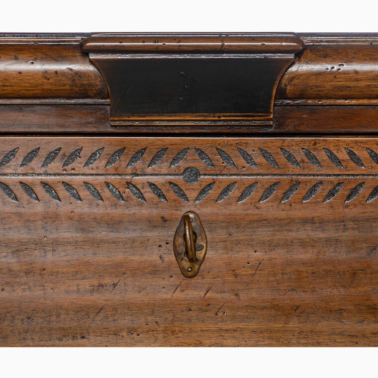 Laurel Leaf Motif Chest